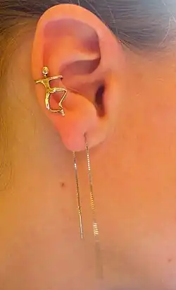 Une chaîne d'oreille.