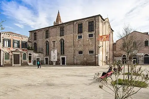La facade ouest sur le campo.