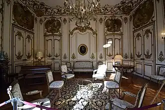 Petit salon.