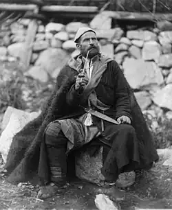 Vieux paysan avec un poignard et une longue pipe à fumer, à Mestia, entre 1888 et 1900.