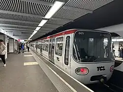 MPL75 fermant ses portes à Laurent Bonnevay sur la ligne A direction Vaulx-en-Velin la Soie