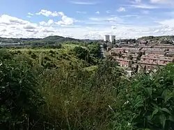 Vue vers l'est, au fond les tours de refroidissements de la centrale d'Amercœur à Roux.