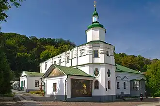 L'église d'hiver Saint-Nicolas classée[5] avec son réfectoire et l'église d'été construite au-dessus en l'honneur de l'icône de la Mère de Dieu de Tikhvine.