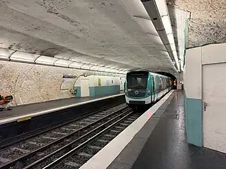 Rame MF 01 arrivant à la station.