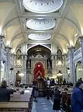 L'intérieur de l'édifice, depuis l'entrée principale.