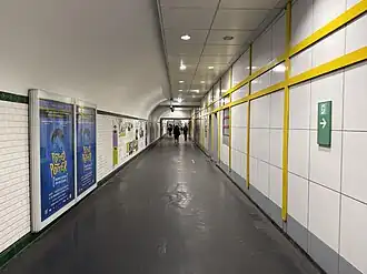 Couloir entre les quais de la ligne 4 et ceux des lignes 8 et 9.