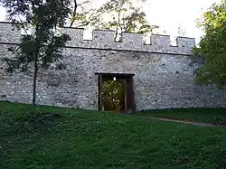 Mur de la Faim avec porte donnant sur la rue Strahovská