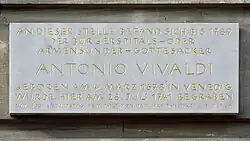 Plaque de pierre, lettrage à la feuille d'or.