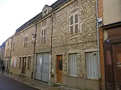 La facade originelle sur une rue à l'arrière.