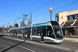 Une rame quitte la station Auguste Perret : à partir de cet endroit, la ligne s'écarte de l'ancienne nationale 7