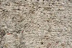 Photographie en couleurs et en gros plan d'un mur de pierre.