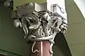 Détail d'un chapiteau avec serpent du hall de l'escalier d'honneur