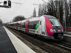 Une rame Z 50000 se dirige vers Paris.