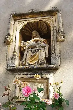 La pietà du XVIe siècle visible dans le bourg.