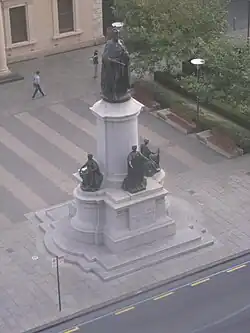 Statue d'Édouard VII devant le bâtiment de l'Institut