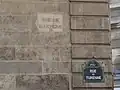 Ancien nom de la rue gravée, et plaque avec le nouveau nom.
