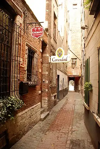 L'intérieur de l'impasse, vue vers la rue du Marché aux Herbes.