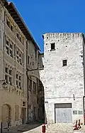 L'ensemble de la maison de chevaliers.