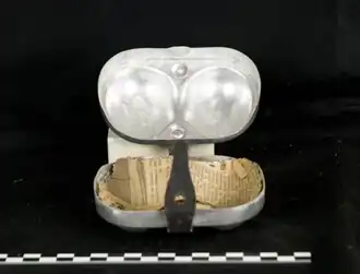 Boîte à oeuf en métal avec fermeture en cuir.