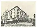 En 1893, de gauche à droite : le Fifth Avenue Theatre, le Gilsey Building et le Herrmann's Theatre.