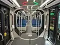 Intérieur d'une rame en stationnement à la station Jardin Parisien.