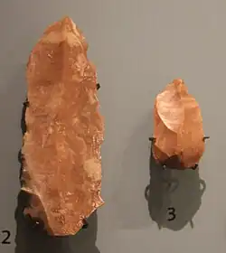 Deux lames en silex provenant de Choirokoitia (Chypre), VIIe millénaire av. J.-C. Ashmolean Museum.