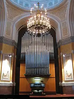 avec son orgue,