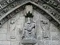 Statue de la Trinité au tympan du portail occidental.