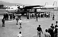 Un avion avec de nouveaux colons à l’aéroport en 1956.