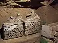 Sarcophages en albâtre de la chambre principale.