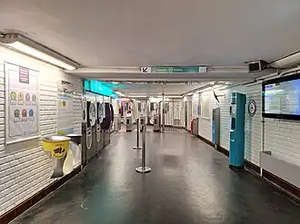 Vue de la salle de distribution des titres de transport.