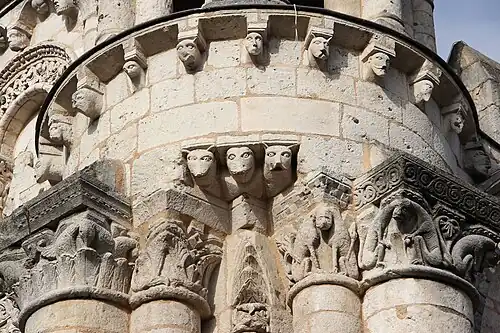 Têtes et figures fabuleuses. Façade ouest.