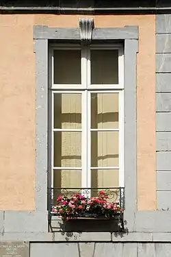 Fenêtre rectangulaire de l'étage au linteau orné d'une clé moulurée.