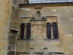 La porte a été murée, elle porte la date de 1630 et la légende au fronton : « Dieu fasse paix aux trépassés ».