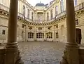 Cour intérieure vue de la rue.