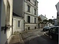 Photographie d'une rue qui fait un coude.