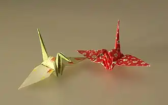 Photographie de deux grues en origami