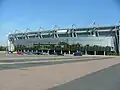 Le stade et son parking.