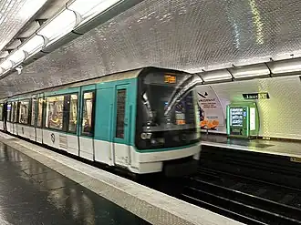 Arrivée d'une rame MF 88 en direction de Louis Blanc.