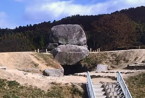 Escaliers vers le kofun.