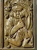 Vantail droit sculpté de la porte d'accès au clocher.
