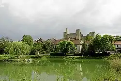 Le château de Billy et le lac au premier plan