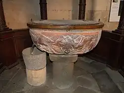 Cuve des fonts baptismaux.