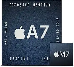 Comparaison des tailles d'un microprocesseur et d'un co-processeur utilisés dans le téléphone.
