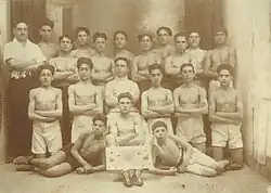 Photo de groupe d'un club de boxeurs.