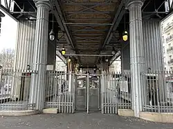 La sortie no&nbsp;5, « Quai de Jemmapes ».