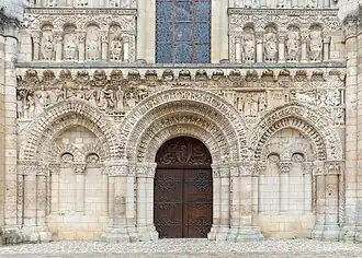 Les trois portails dont deux aveugles, la frise de l'Incarnation et les statues de huit apôtres.