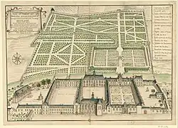 Vue générale plongeante, en couleurs. Au premier plan, vaste ensemble de bâtiments, cours, chapelle. En arrière-plan, parc et potager.