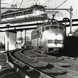 Croisement de deux rames série 1700 à Utrecht (1982).