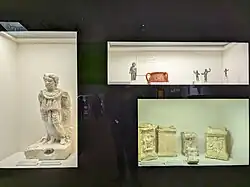 Statuettes de Sucellos et ses autels miniatures.